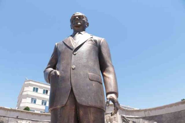 Atatürk Anıtı'na baltayla saldırı! Provokatörlerden 'Neden' sorusuna 'Sadece Allah rızası için' yanıtı