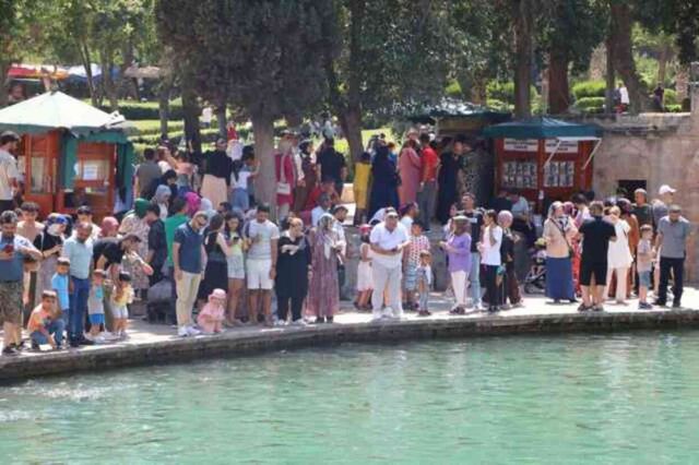 Termometreler 52 dereceyi gösterdi! Serinlemek isteyenler her yolu deniyor