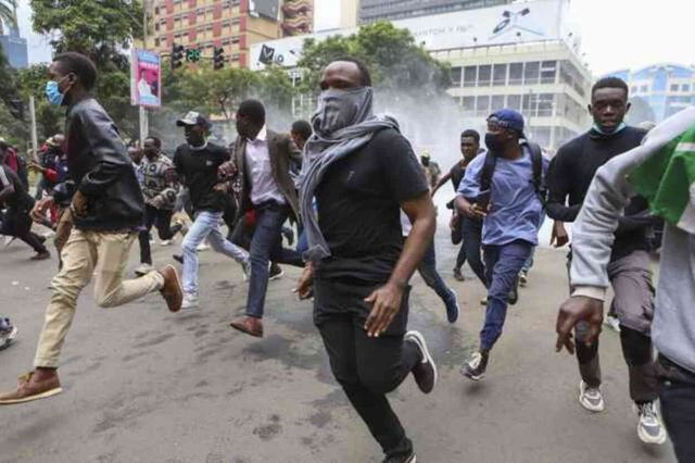 Kenya'da vergi isyanı! Sokağa dökülen göstericiler ile polis arasında şiddetli çatışmalar yaşanıyor