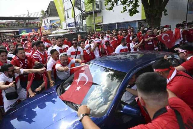 Ay-yıldızlılara büyük destek! Hamburg sokakları 'Türkiye' sesleriyle inledi