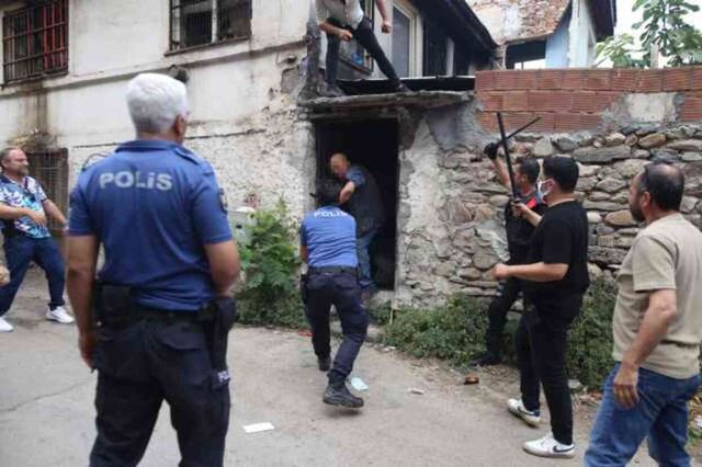Bursa'da akli dengesi yerinde olmayan şahıs polis memurunu bıçakladı