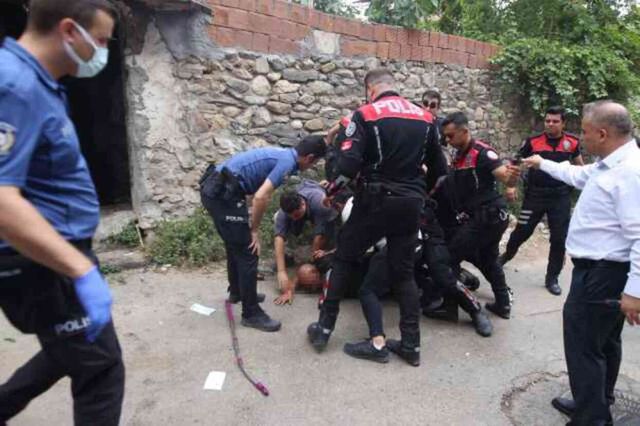 Bursa'da akli dengesi yerinde olmayan şahıs polis memurunu bıçakladı