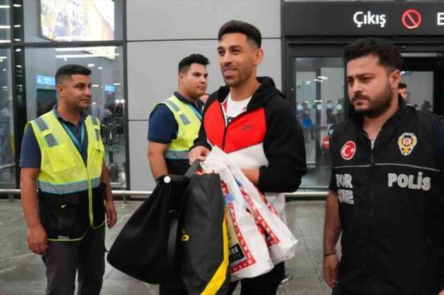 A MİLLİ TAKIM İstanbul'a döndü mü? A MİLLİ TAKIMINDAN İLK KARELER