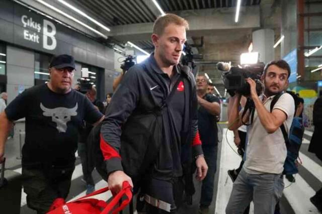 A MİLLİ TAKIM İstanbul'a döndü mü? A MİLLİ TAKIMINDAN İLK KARELER