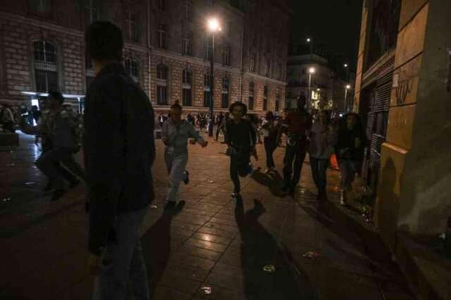 Paris yangın yeri! Sol ittifakın seçim zaferini kutlayan gruplar polisle çatıştı