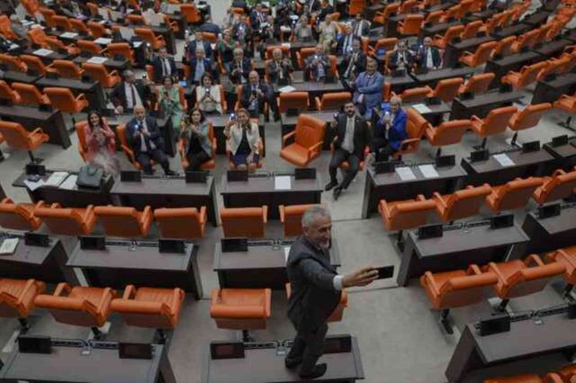 CHP lideri Özel'in, ışık açma-kapatma çağrısı yanıt buldu! Türkiye'nin birçok kentinden görüntüler geldi