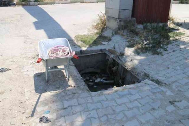 Hırsızlık anı kamerada! At arabasıyla şehrin mazgallarını bir bir çaldılar
