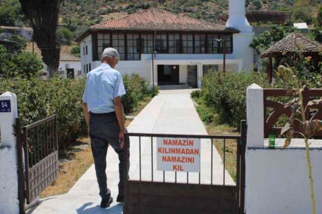 Namaz kılmaya gelmeyen cemaate cami imamından tabelalı sitem: Namazın kılınmadan namazını kıl