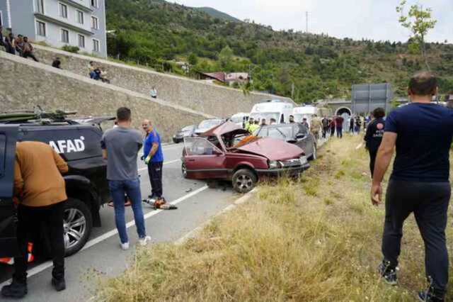 Gümüşhane'de korkunç kaza! Hurdaya dönen otomobil yaşlı çifte mezar oldu
