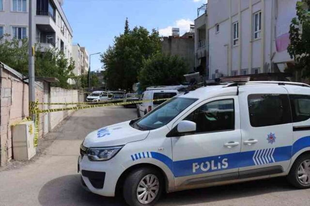 Korkunç cinayet kötü kokuyla açığa çıktı! Eşini boğup cesedini torbada bahçeye attı