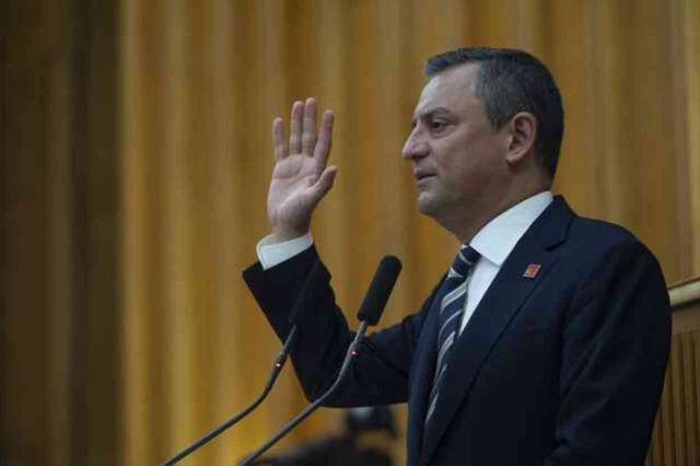 'El sıkışma polemiği' alevleniyor! Özgür Özel: Kemal bey hiçbir zaman birinci partinin lideri olamadı