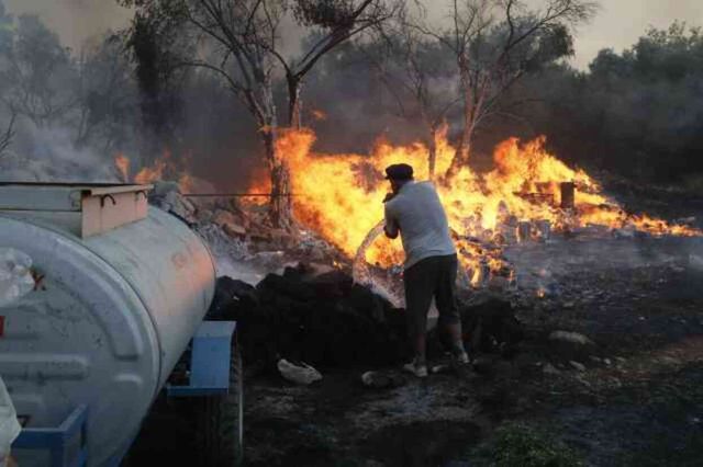 Alevler yerleşim yerlerini tehdit ediyor! Evlerinden tahliye edilen aileler geceyi dışarıda geçirdi