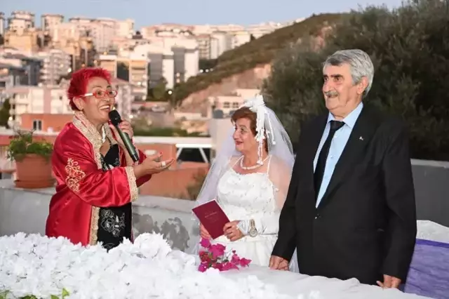 Maddi imkansızlık boyunlarını bükmüştü! Çiftin düğünleri 56 yıl sonra gerçekleşti