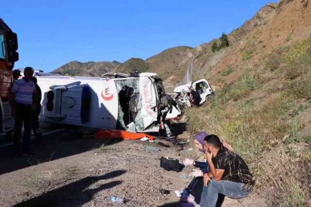 Erzurum'da ambulans ile ticari araç çarpıştı! 4 kişi öldü, 1 kişi ağır yaralandı