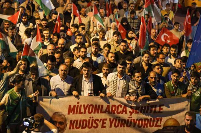 İstanbul'da on binlerce kişi Filistinli şehitler için yürüdü