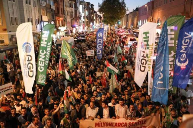 İstanbul'da on binlerce kişi Filistinli şehitler için yürüdü