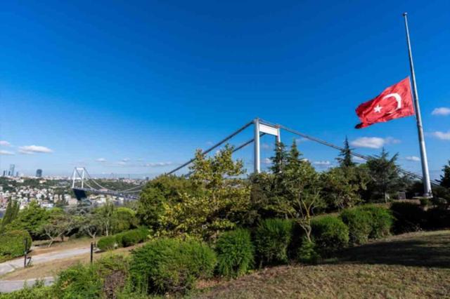 Türkiye'de neden bayraklar yarıya indirildi? Milli yas neden ilan edildi?