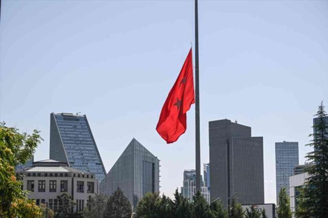 Türkiye'de neden bayraklar yarıya indirildi? Milli yas neden ilan edildi?