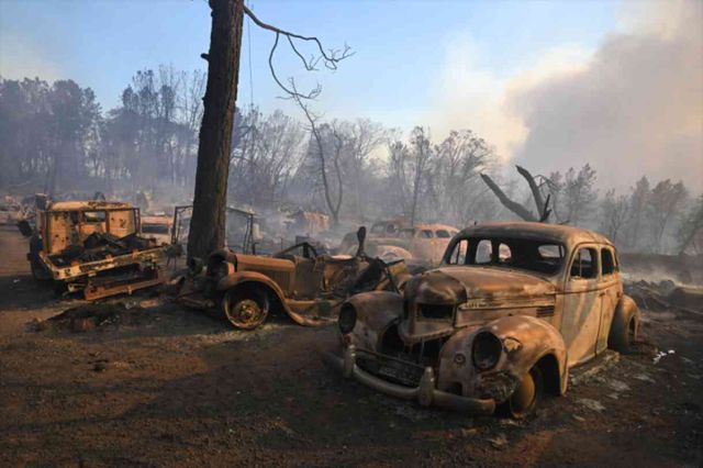 California tarihinin en büyük 4. orman yangını: 400 bin dönümden fazla alan kül oldu