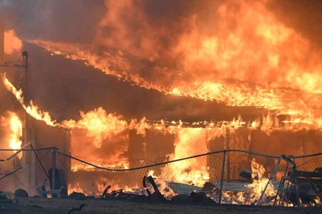 California tarihinin en büyük 4. orman yangını: 400 bin dönümden fazla alan kül oldu