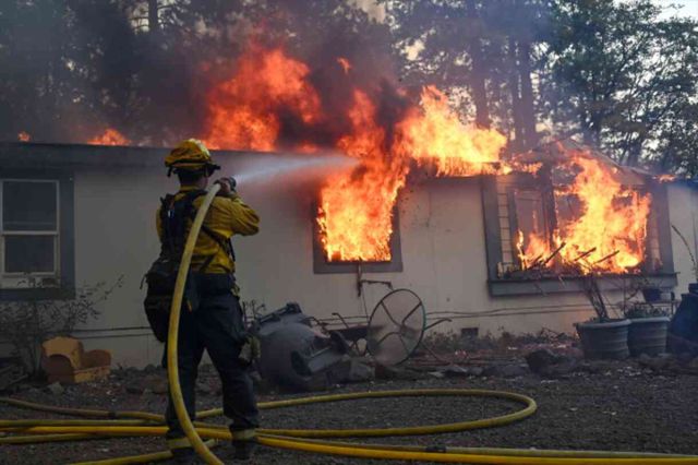 California tarihinin en büyük 4. orman yangını: 400 bin dönümden fazla alan kül oldu