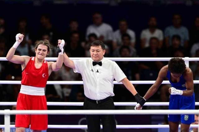Paris'te bir başarı daha! Yarı finale yükselen milli boksör Esra Yıldız Kahraman, madalyayı garantiledi