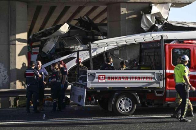 Kazanın vahameti otobüsün köprünün ayağından çekilmesiyle ortaya çıktı