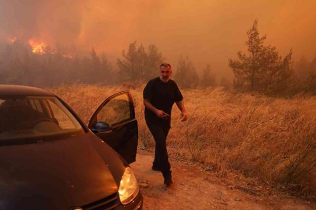 Ormanda başlayan yangın başkent Atina sınırına dayandı! 9 köy ile 3 hastane tahliye edildi