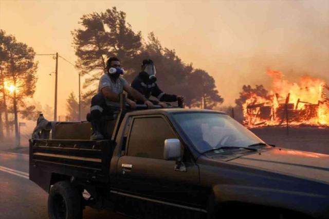 Yunanistan'da Şiddetli Yangın: 9 Köy ve 3 Hastane Tahliye Edildi, Türkiye Destek İçin Uçak ve Helikopter Gönderiyor