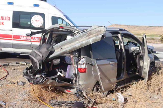Kayseri'de otomobil bariyerlere çarptı: 2 kişi öldü, 4 kişi yaralandı