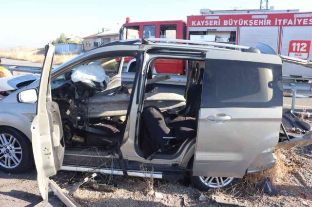 Kayseri'de otomobil bariyerlere çarptı: 2 kişi öldü, 4 kişi yaralandı