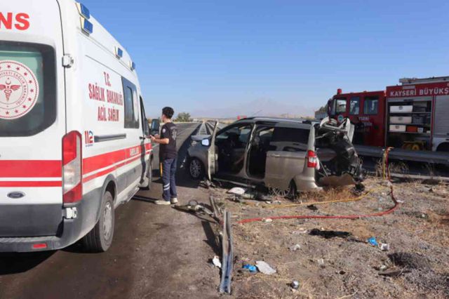 Kayseri'de otomobil bariyerlere çarptı: 2 kişi öldü, 4 kişi yaralandı