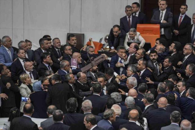 TBMM'de muhalefetin Can Atalay'la ilgili verdiği genel görüşme talebi oy çokluğuyla reddedildi