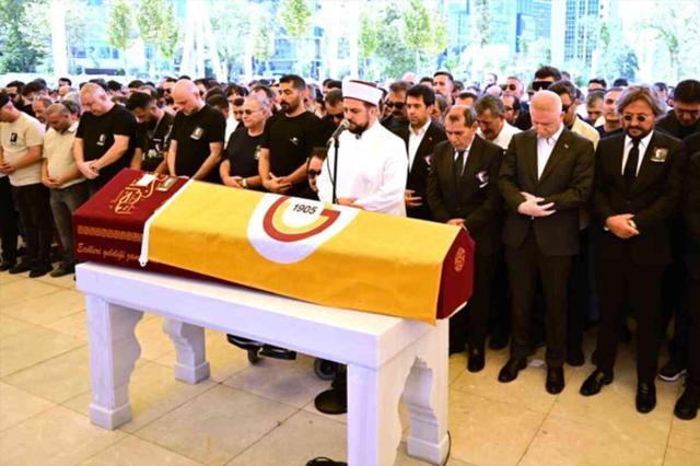 Şafak Sezer, Aydemir Akbaş'ın cenaze töreninde yaşananlara isyan etti: Dua edemedik, hiçbir yapamadık
