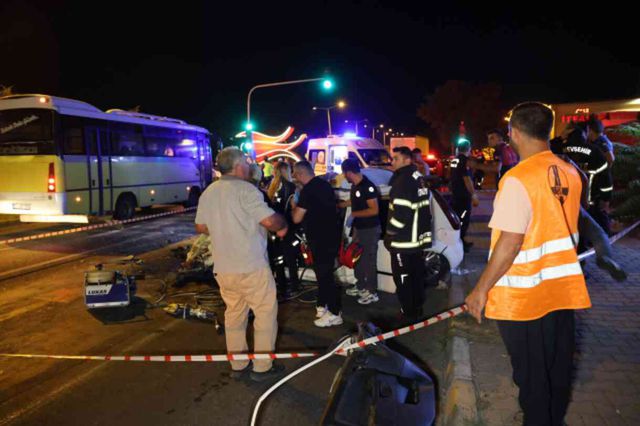 Otomobil tıra arkadan çarptı: 2 ölü 3 ağır yaralı