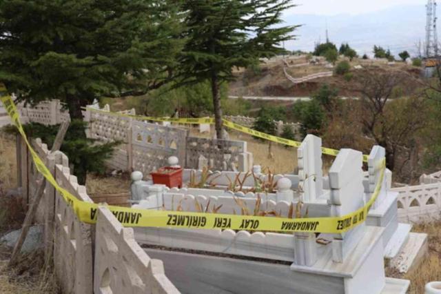 Mezarlıkta kötü koku ihbarına giden ekipler poşete sarılarak toprağa gömülmüş bebek cesedi buldu