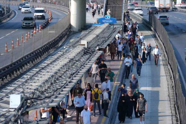 İstanbul'da metrobüs kazası! Olay nerede oldu? Küçükçekmece metrobüs kazasında yaralı veya ölü var mı?