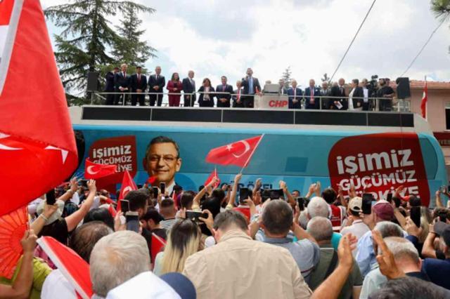 Dumlupınar'da protokol krizi! CHP lideri Özel, Bakan Yerlikaya'yı topa tuttu