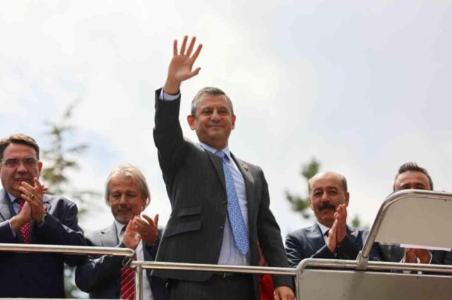 Dumlupınar'da protokol krizi! CHP lideri Özel, Bakan Yerlikaya'yı topa tuttu