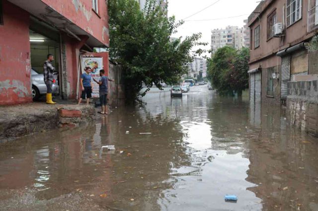 İtalya değil Adana! Selin vurduğu şehirde vatandaşın kayık sefası