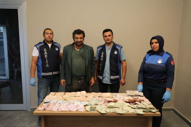 Yüklü miktarda parayla yakalandı pişkin pişkin gülmesi şaşırttı