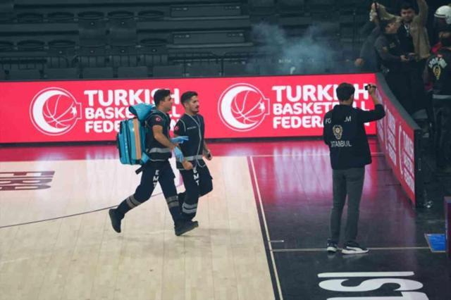 Fenerbahçe Opet-Beşiktaş maçı yaşanan olaylar nedeniyle ertelendi