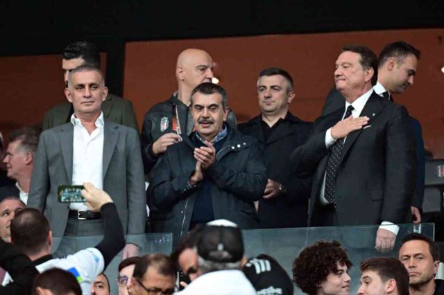 Beşiktaş Teknik Direktörü Van Bronckhorst Beşiktaş- Frankfurt maçı sonrası ne dedi?