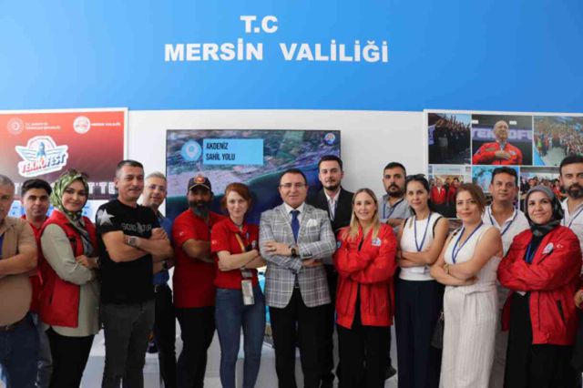Vali yardımcısı İrfan Demiröz, TEKNOFEST'te Mersin standına gelen misafirlerle özel ilgilendi
