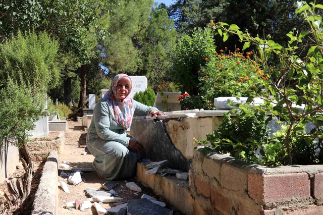 53 yaşındaki kadından ilginç iddia: Görücüler kocamın mezarına zarar vermiş olabilir