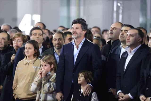 Gürcistan'da seçim krizi! Sonuçları beğenmeyen cumhurbaşkanı, halkı sokağa çağırdı