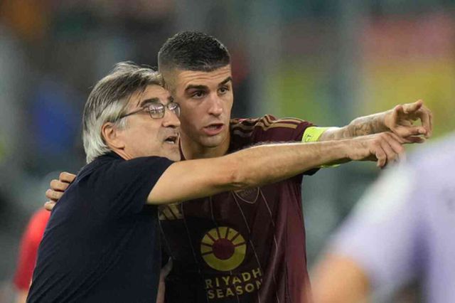 Teknik direktör ile futbolcu, yumruk yumruğa kavga etti