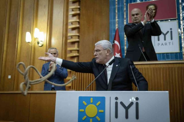 Müsavat Dervişoğlu kürsüden idam ipi fırlattığı Bahçeli ile tokalaştı