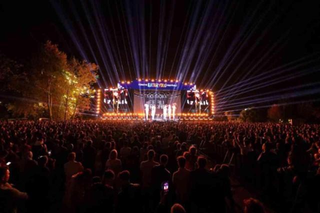 Ebru Yaşar, İzmir ve Antalya'yı salladı! 350 bini aşkın hayranı alanlara sığmadı