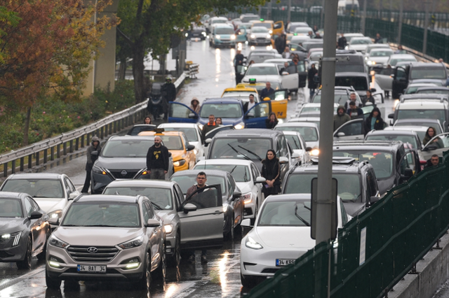 Tüm Türkiye'de saat 9'u 5 geçe hayat durdu